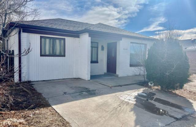 Charming 3-bedroom, 1-bathroom home available immediately - 3920 Jackson Street, Denver, CO 80205