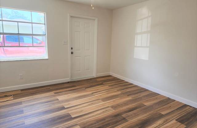 Updated Duplex Apartment in Central Gulfport!