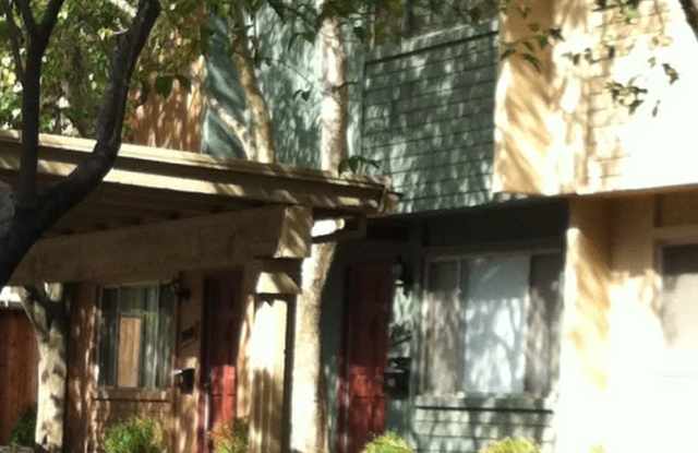 $500 OFF FIRST MONTH'S RENT-Two Story Condo Located in Park Like Setting