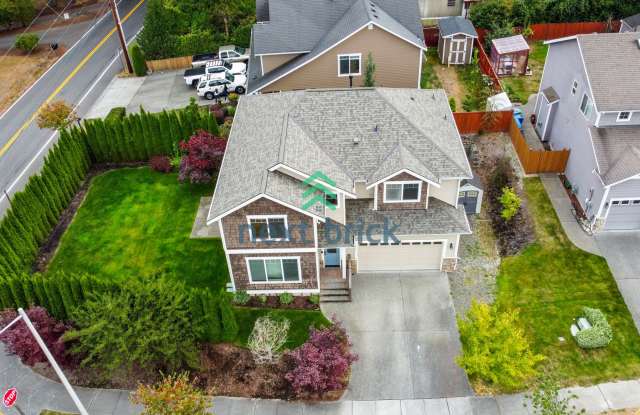 4 Beds and 3 Baths Lake View Single-family Home is Available for Rent!