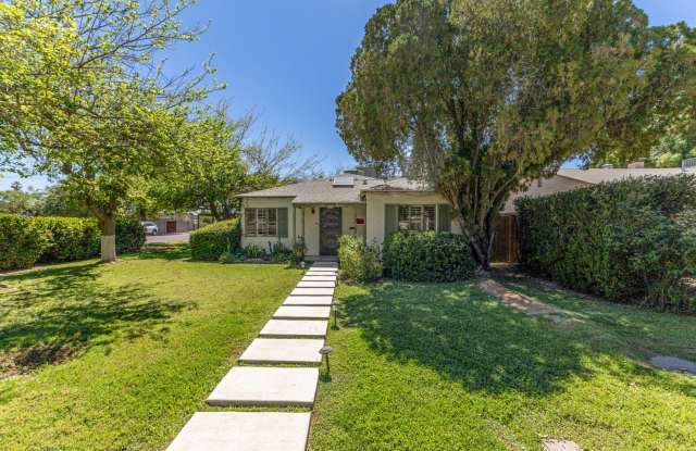 Charming fully furnished 2bed/1 bath Cottage in the Melrose District