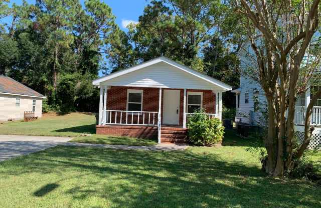 Photo of $500 OFF 1ST MONTH'S RENT! 3 Bedroom, 1 Bath house on Hillsdale Drive