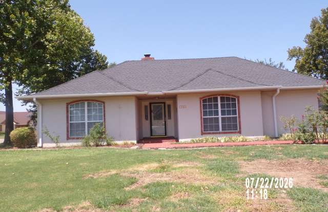 Fantastic home located in Wyatt Acres