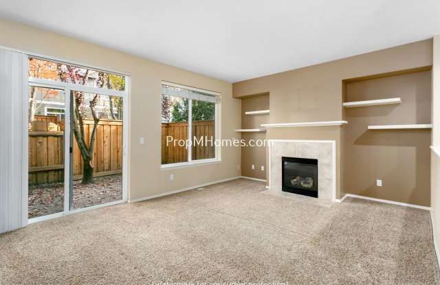 Spacious Three Bedroom Townhouse with Luxury Amenities in Aloha!