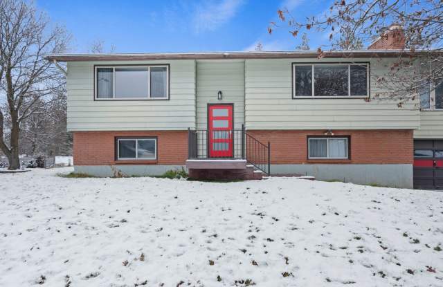 Photo of 4-Bedroom Retreat in Medical Lake - 2 Baths  2,454 Sq/Ft Half Month Rent Free!