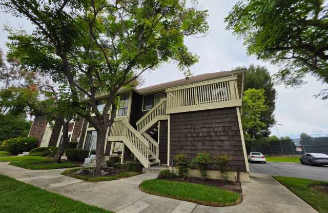 Hills Ford Community: Located on a quiet Cul-De-Sac: Recently Updated Upper 2 Bedroom 1 Bath Condo