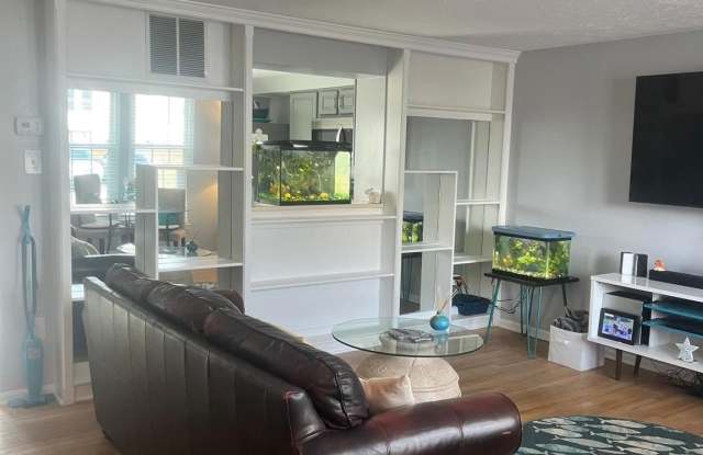 3 TRIPLE CROWN COURT