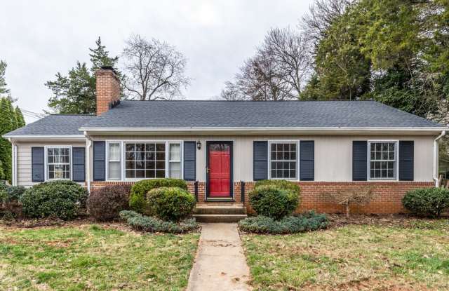 Photo of 1406 Holly Road - Detached Home with Spacious Yard!