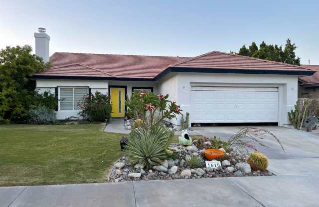 3 Bed / 2 Bath with Spa and Pool!