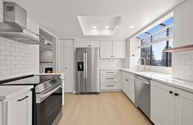 Amazing 2bed/1.5bath Condo Unit with Private Balcony in Meridian Park!