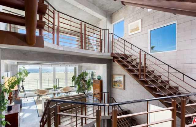 1268 Palisades Beach Rd