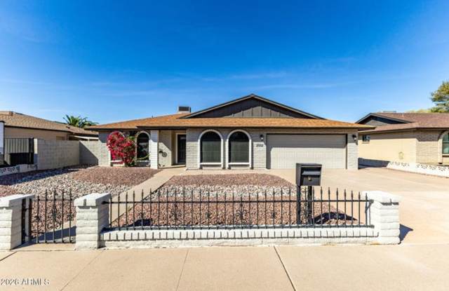 2502 E Malibu Dr, Tempe - 3bed/2bath, large yard