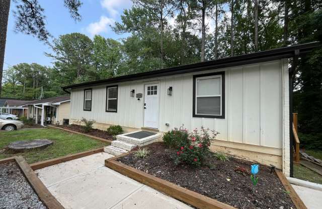 Modern 3BD, 2BA Near Downtown Durham with Assigned Off-Street Parking and Backyard