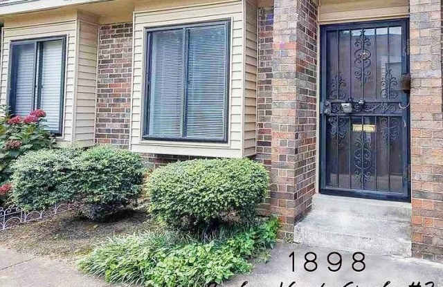 1898 Poplar Woods Cir E