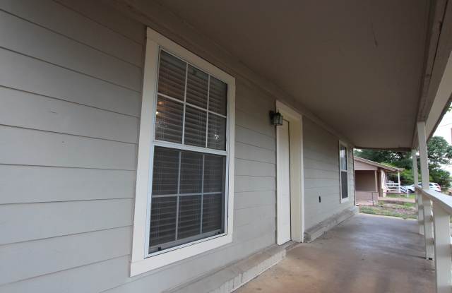 Adorable 2 Bedroom 1 Bath Home in West Tyler! Available now!