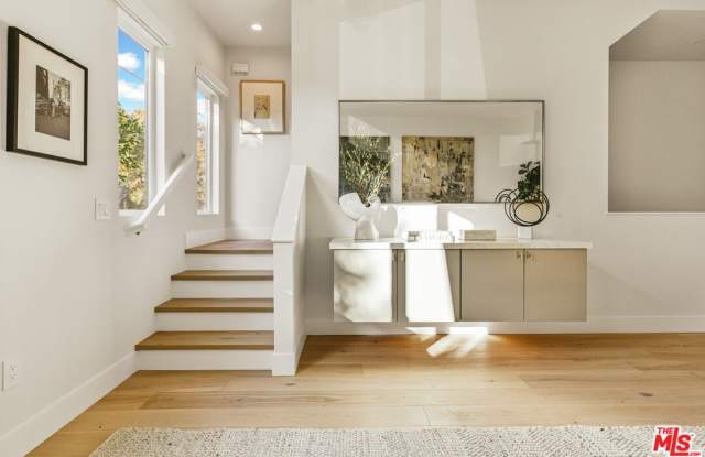 3230 S Barrington Ave