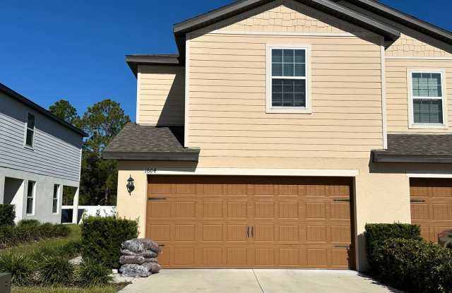 3BR Townhome in Tavares with Open Floor Plan & Community Playground