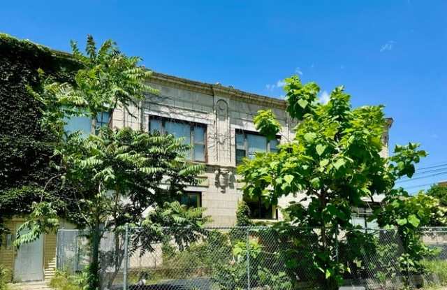 Photo of 7104 S Crandon Ave.