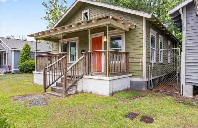 Savannah Eastside Home | 2 Bed 1 Bath | Remodeled Kitchen | In-Unit W/D | Private Driveway