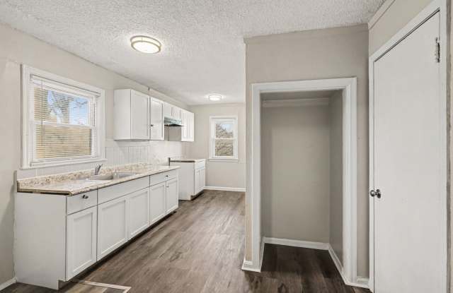 Beautiful 3 Bedroom 1 Bathroom Home in Kansas City!