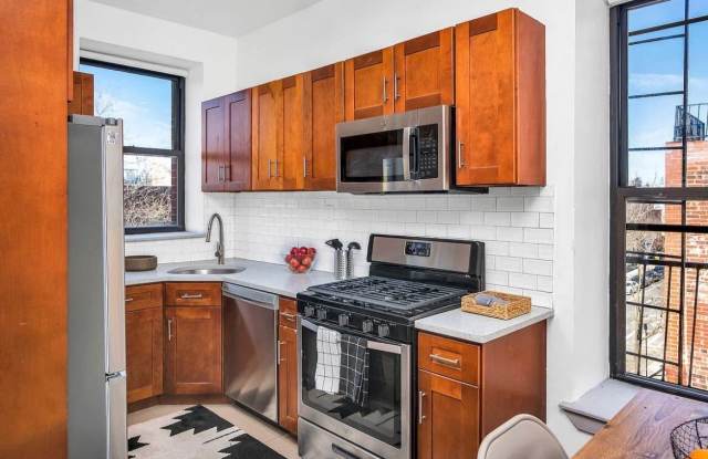 371 Tompkins Ave