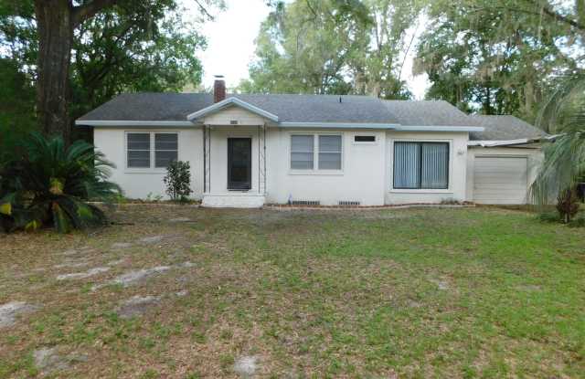 Country Living Blocks from Newnan's Lake!
