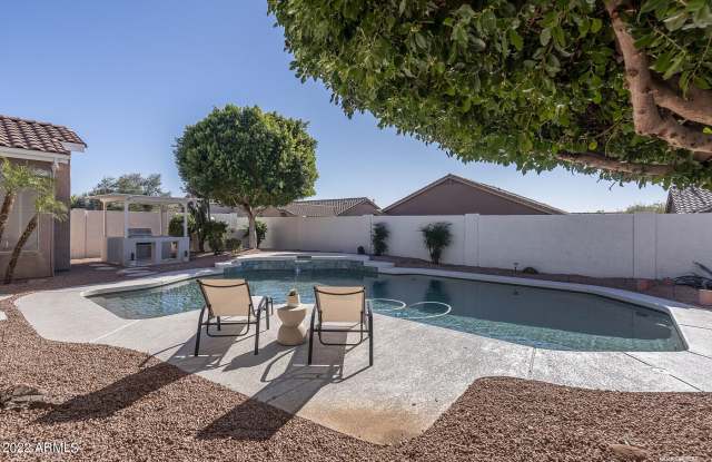4707 E ROBIN Lane