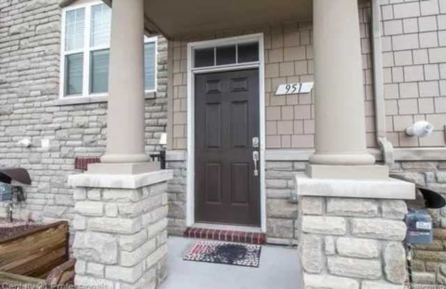 951 Barclay Cir