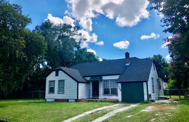 Beautiful HUGE 3BR/2BA w/Fenced Yard, 1 Car Garage, Vaulted Ceilings!