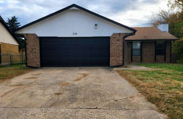 Spacious 3 Bedroom, 2 Bath Home Available in Moore! - 716 Camelot Drive, Moore, OK 73160