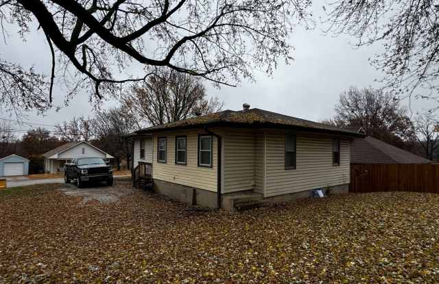 11515 Hackett St – 3 Bed / 1 Bath Home in Sugar Creek, MO This charming 3-bedroom, 1-bath home is located in the heart of Sugar Creek, MO and offers comfortable living with convenient features throughout.