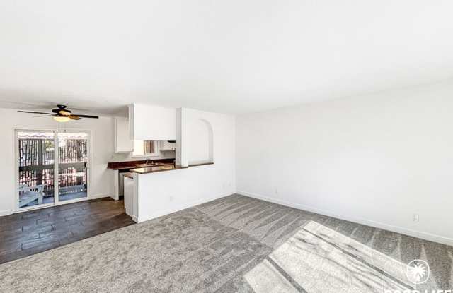 Stunning 2BD/2BA Condo in El Cajon W/ A/C, Private Balcony, Updated Kitchen, Coin-Op Laundry,  Community Pool/Spa !