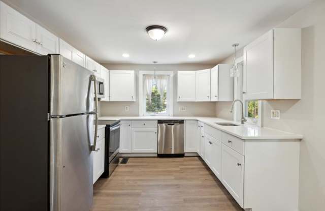 3 Bedroom / 2.5 Bath House Available Now in Harleysville