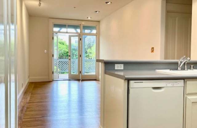 Mission/Noe Valley 2BD/1BA Italianate Victorian Garden Flat w/Large Private Deck! PROGRESSIVE - 3361 21st Street, San Francisco, CA 94110