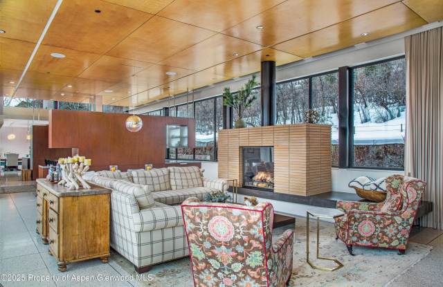 Photo of 305 Larkspur Lane