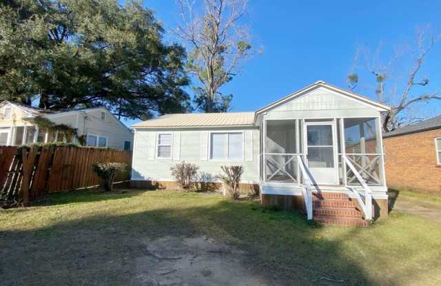 Photo of Home Centrally Located in Marianna, FL