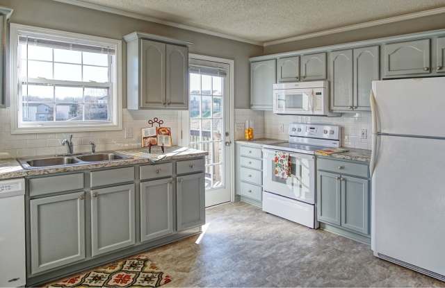 3 Bed 2 Bath home with pool and lawncare included for $1850!!!