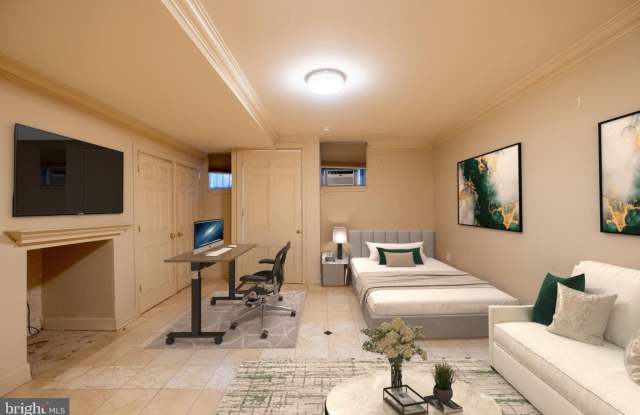 706 S WASHINGTON SQUARE