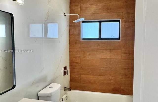 Photo of 630 NE 166th St