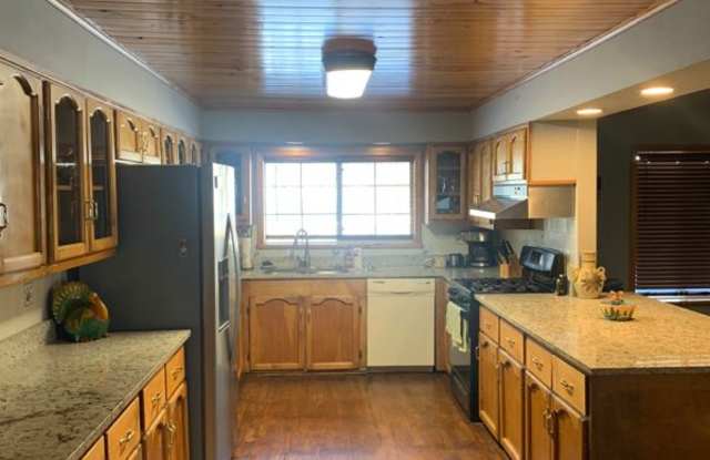 1249 W Apache Ln