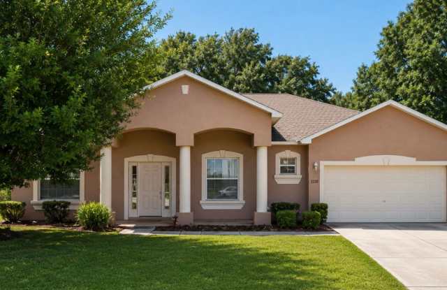 Spacious 3-Bedroom Home with Bonus Flex Room in Northeast Ocala – Space to Live, Work & Entertain!