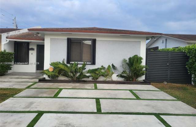 Photo of 2403 SW 102nd Pl