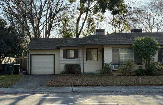 ADORABLE 2/2 (East Sac Location) Duplex!