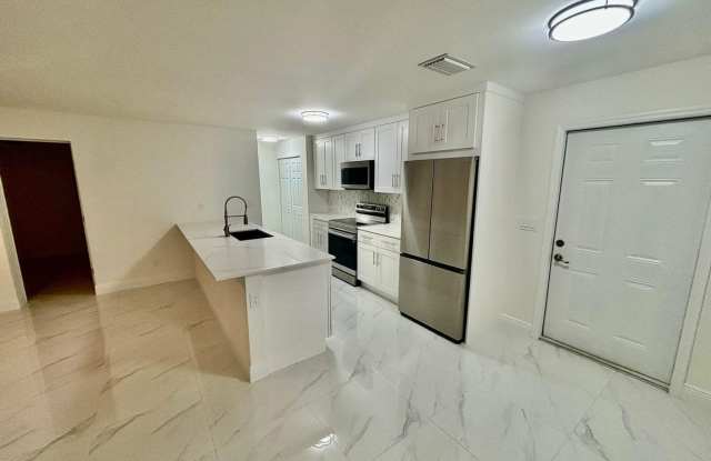 2016 Avenue S, Riviera Beach, FL 33404