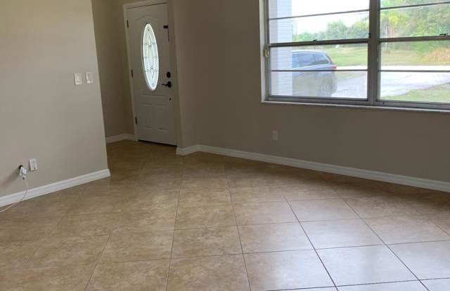 Nice 3/2 in St. Cloud on Oversized Lot w/ Lots of Upgrades