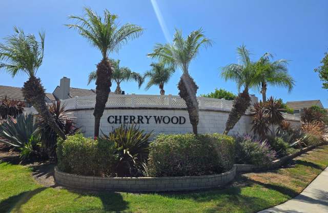 Beautiful Cherry Wood Comm: 3 Bedroom 3 Bathroom Townhouse