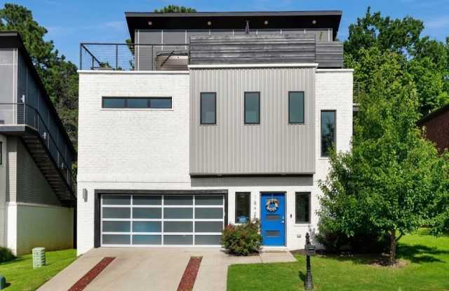 1546 N Desoto Place