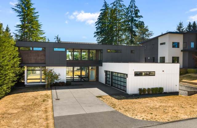 Luxury Bellevue Retreat with 6 Bedrooms, Chef’s Kitchen & Private Deck