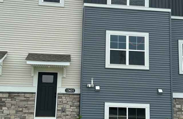 Rare Rogers 3 bed brand new town house for lease!!!