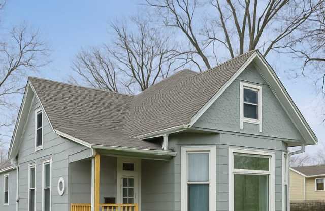 Photo of 213 W 1st St